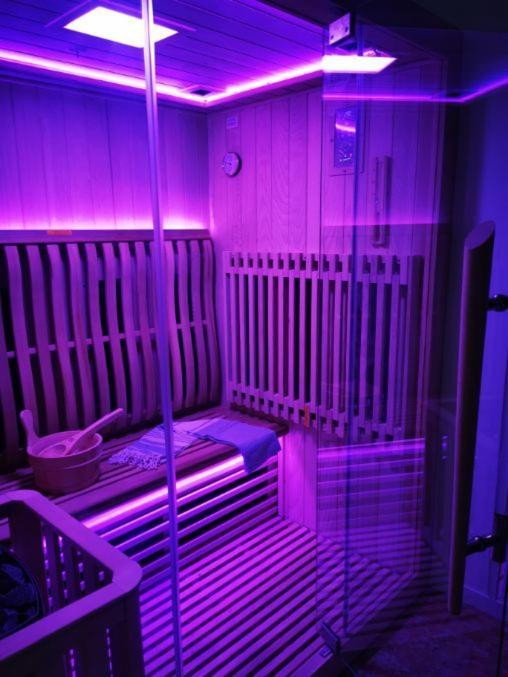 Spabyelleetlui Spa Rouge Ou Bleu Mouscron Exterior photo