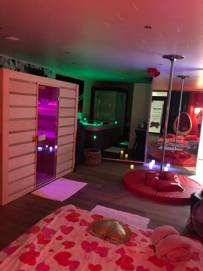 Spabyelleetlui Spa Rouge Ou Bleu Mouscron Exterior photo